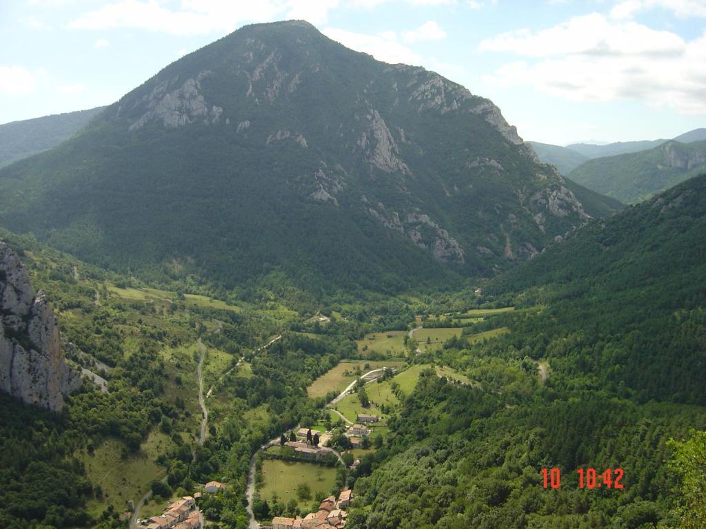 Aux Quatre Saisons Axat Bagian luar foto