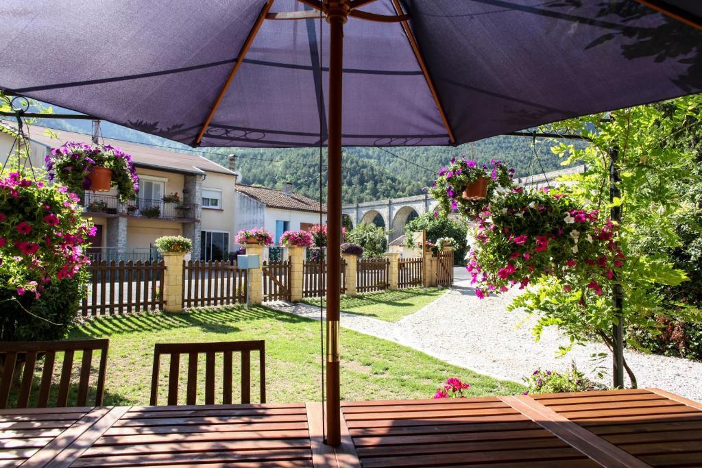 Aux Quatre Saisons Axat Bagian luar foto